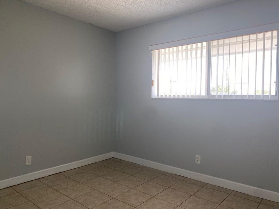 For Rent: $1,900 (2 beds, 1 baths, 756 Square Feet)