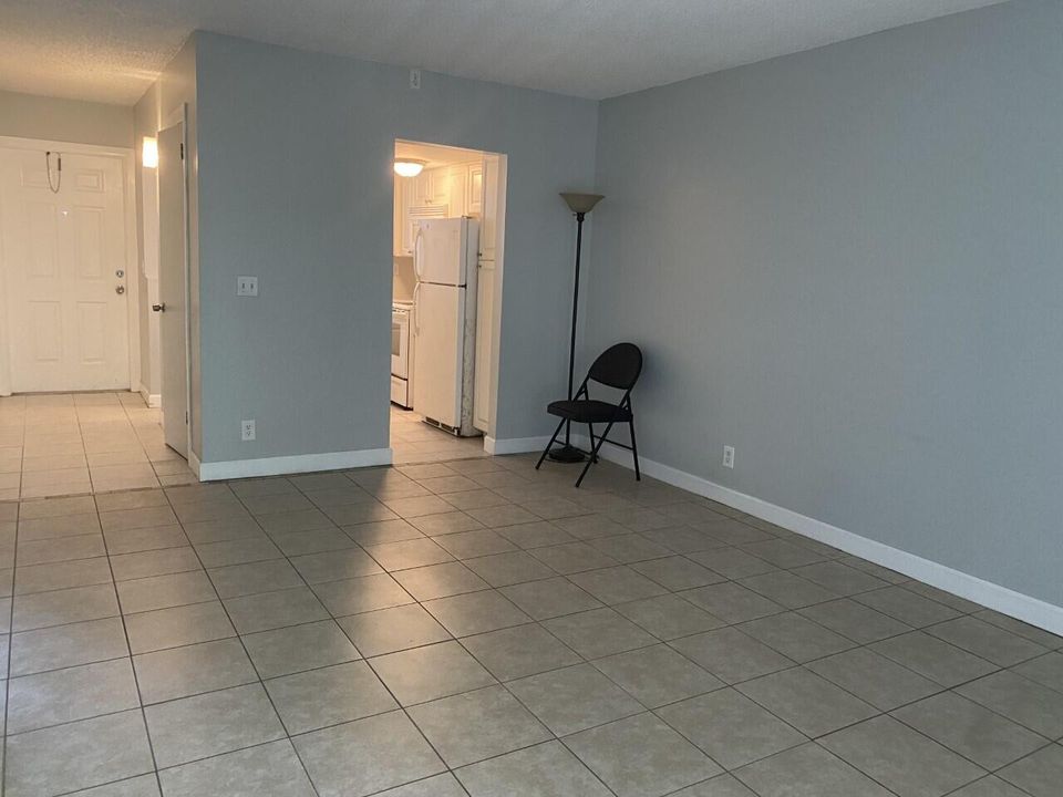 For Rent: $1,900 (2 beds, 1 baths, 756 Square Feet)