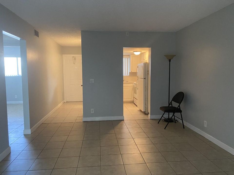 For Rent: $1,900 (2 beds, 1 baths, 756 Square Feet)