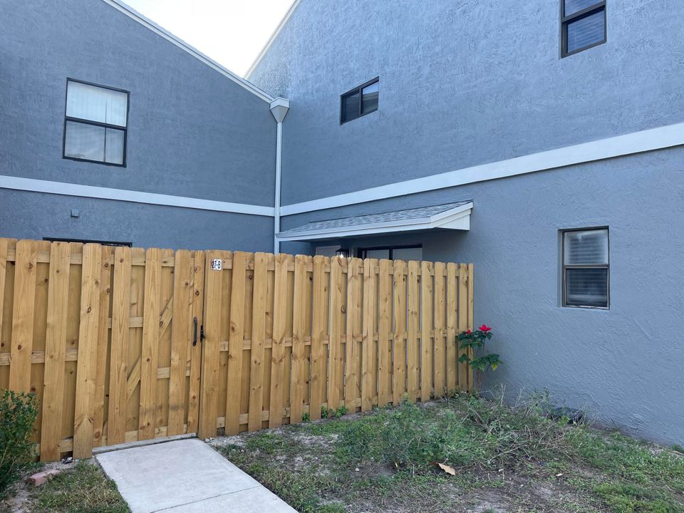 For Rent: $2,000 (2 beds, 2 baths, 864 Square Feet)