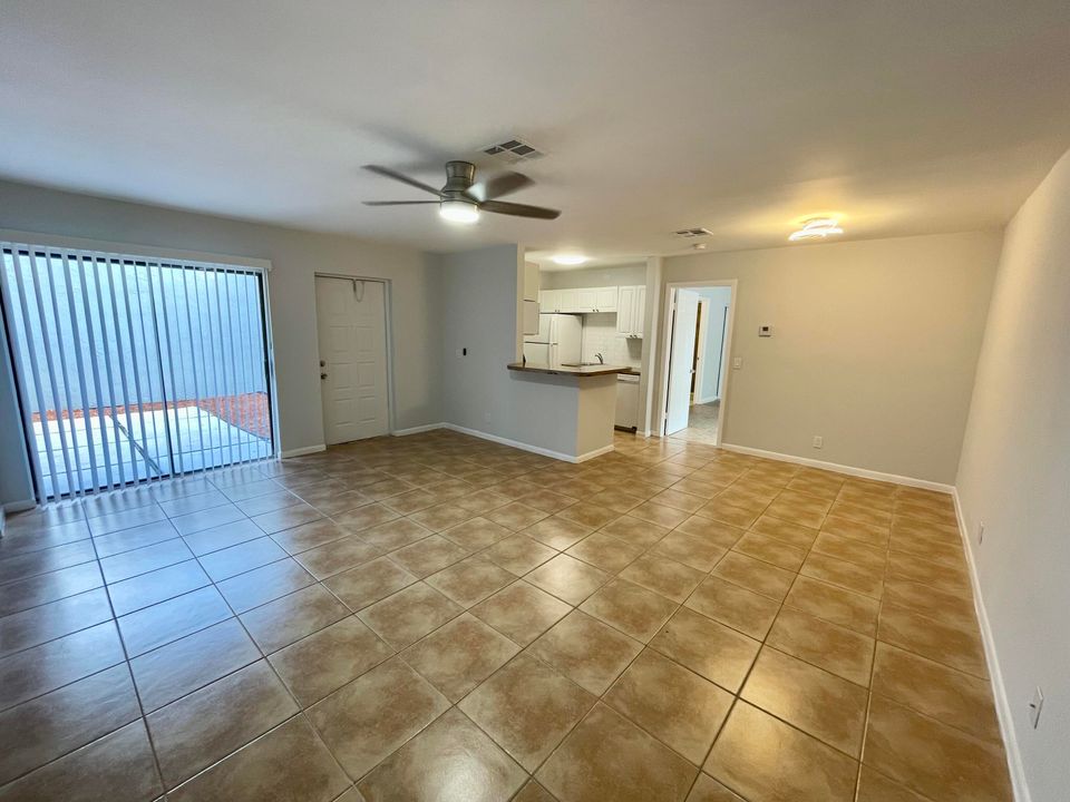 For Rent: $2,000 (2 beds, 2 baths, 864 Square Feet)