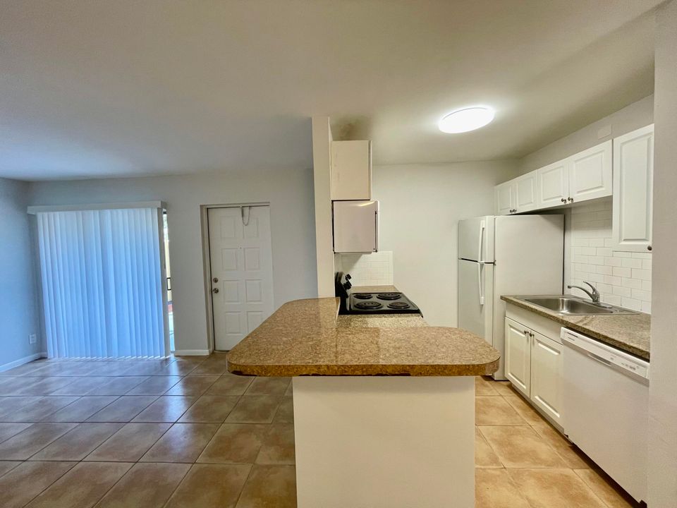 For Rent: $2,000 (2 beds, 2 baths, 864 Square Feet)