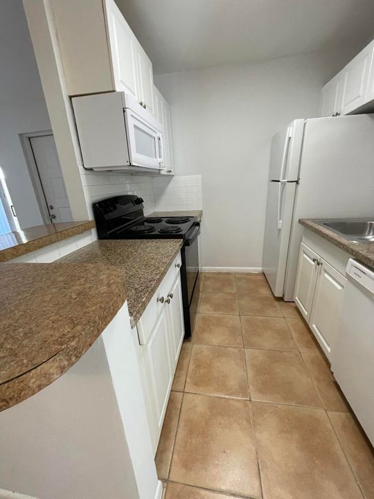 For Rent: $2,000 (2 beds, 2 baths, 864 Square Feet)