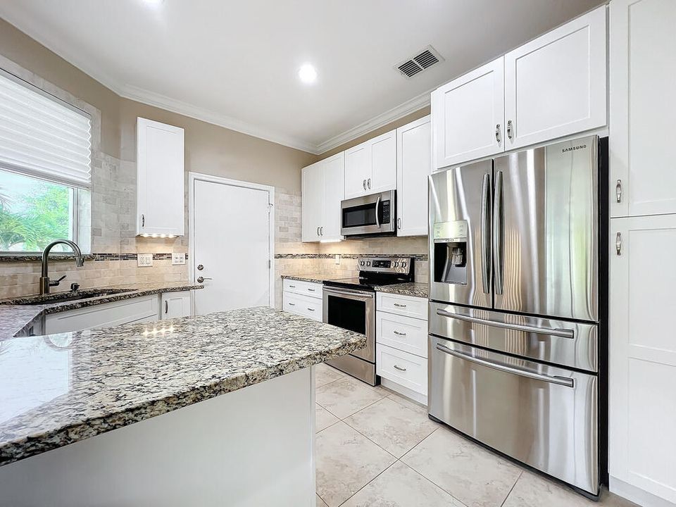 For Sale: $389,900 (2 beds, 2 baths, 1332 Square Feet)