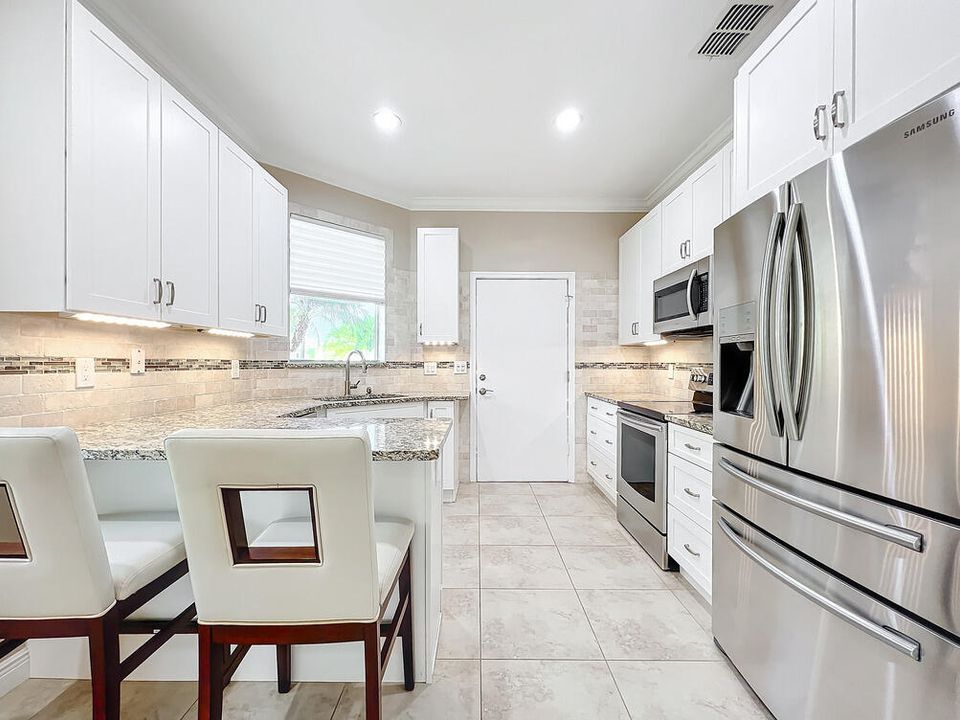 For Sale: $389,900 (2 beds, 2 baths, 1332 Square Feet)