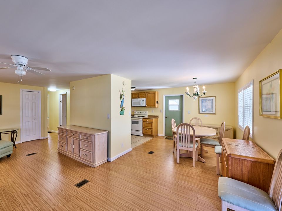 For Sale: $225,000 (2 beds, 2 baths, 960 Square Feet)