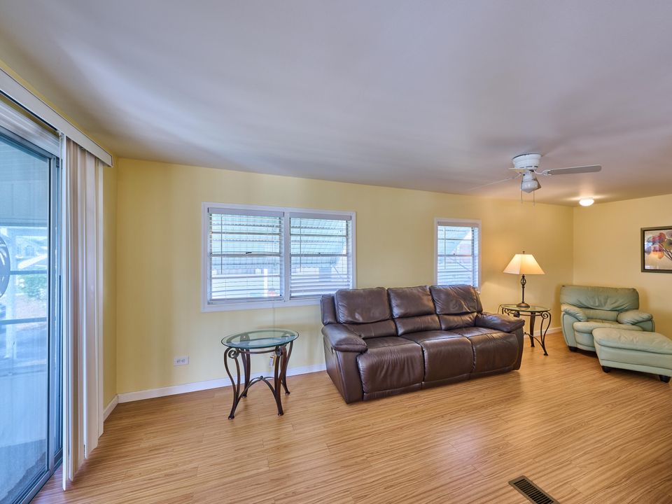 For Sale: $225,000 (2 beds, 2 baths, 960 Square Feet)