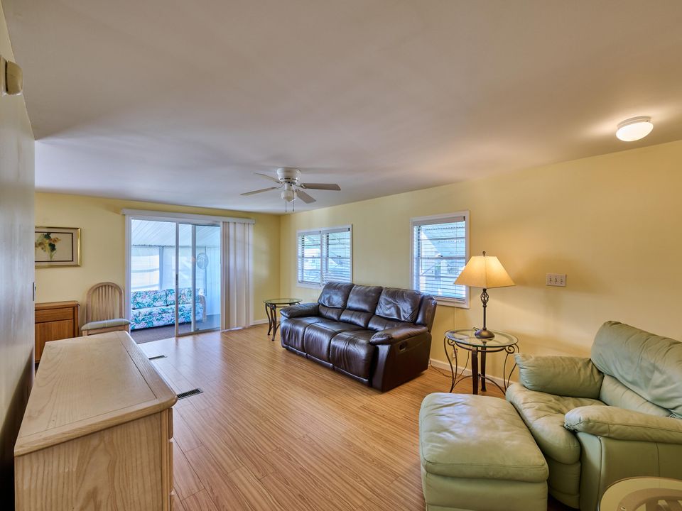 For Sale: $225,000 (2 beds, 2 baths, 960 Square Feet)