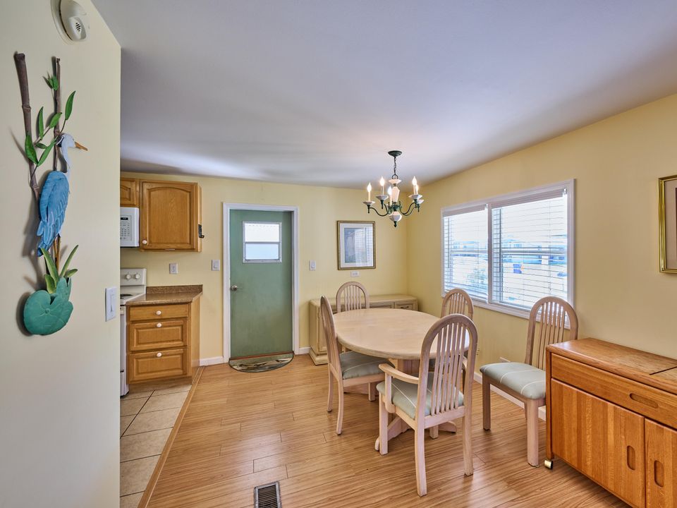 For Sale: $225,000 (2 beds, 2 baths, 960 Square Feet)