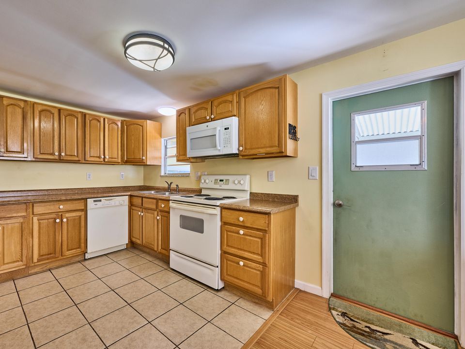 For Sale: $225,000 (2 beds, 2 baths, 960 Square Feet)