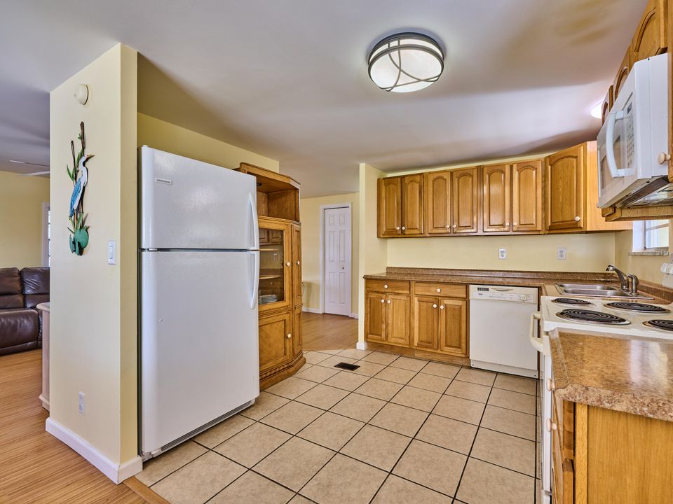 For Sale: $225,000 (2 beds, 2 baths, 960 Square Feet)