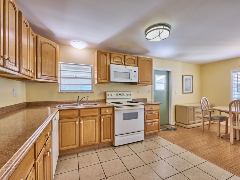 For Sale: $225,000 (2 beds, 2 baths, 960 Square Feet)