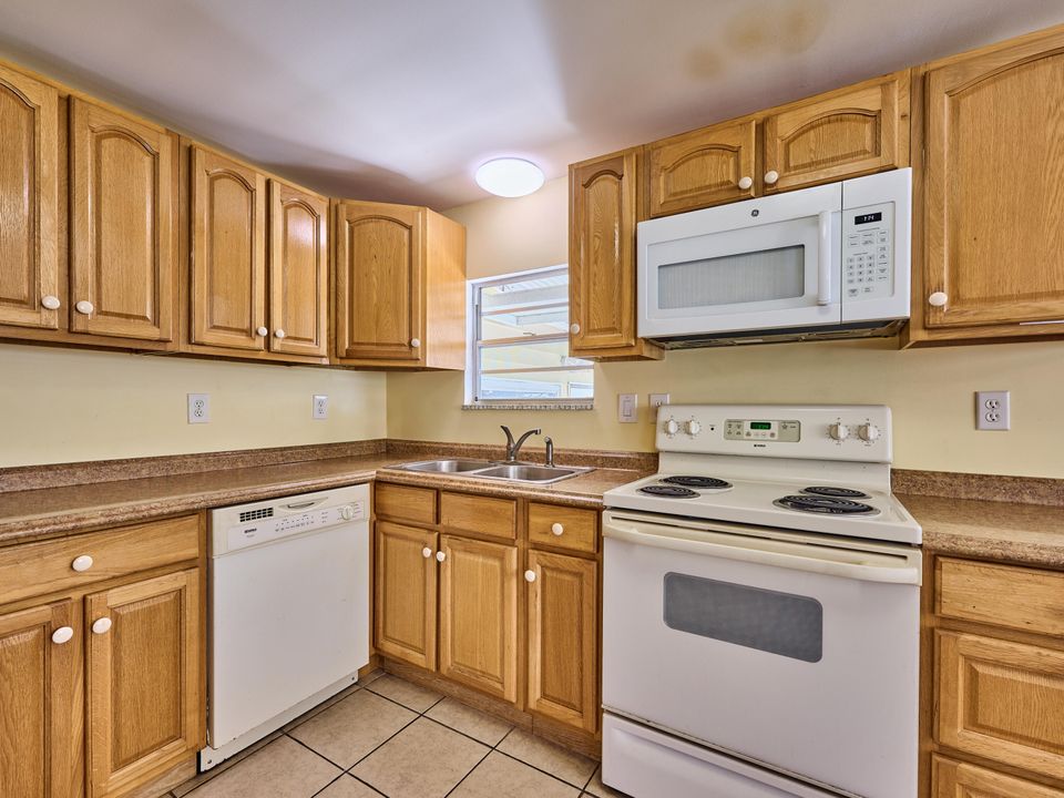 For Sale: $225,000 (2 beds, 2 baths, 960 Square Feet)