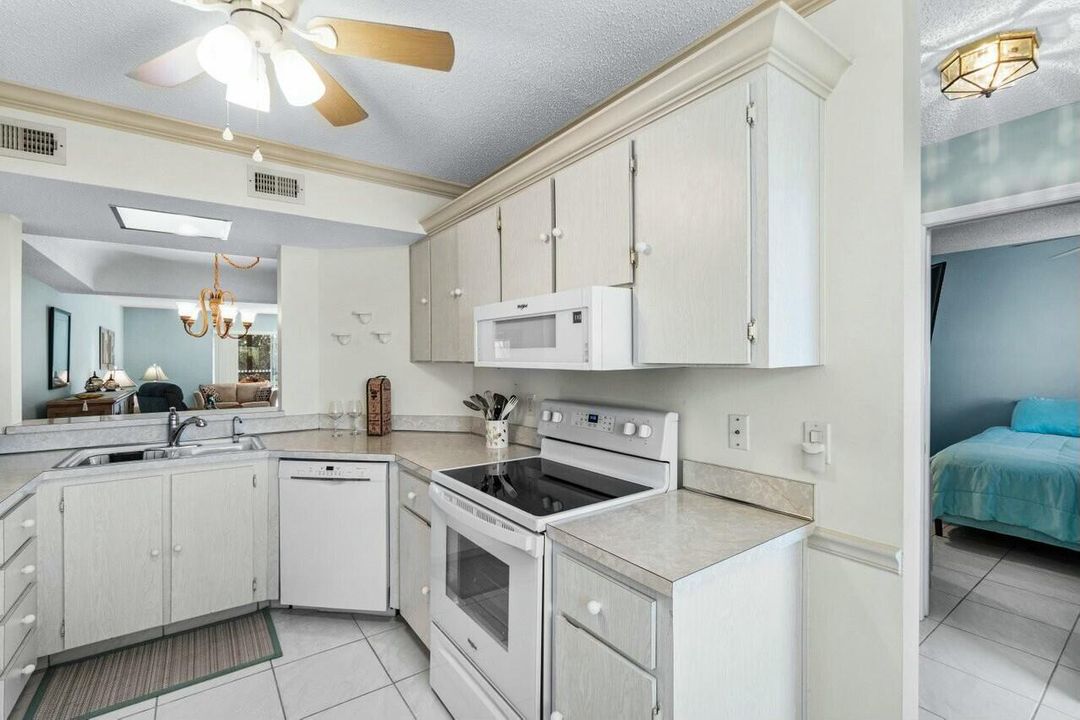 For Sale: $201,999 (2 beds, 2 baths, 1160 Square Feet)