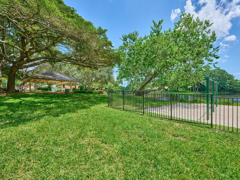 Active With Contract: $999,900 (3 beds, 2 baths, 1885 Square Feet)