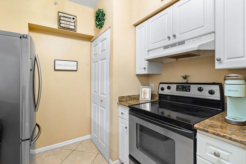 For Sale: $260,000 (1 beds, 1 baths, 726 Square Feet)