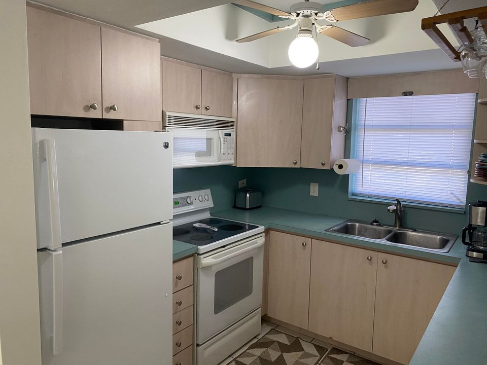 For Rent: $1,950 (1 beds, 1 baths, 806 Square Feet)