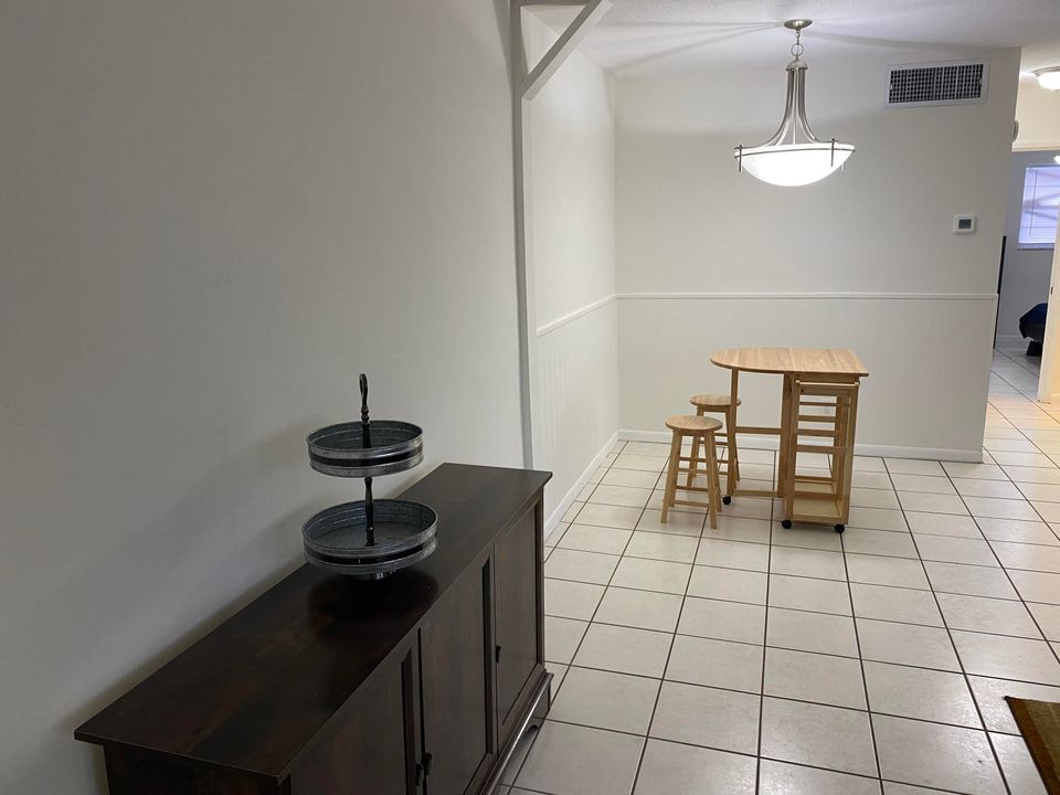 For Rent: $1,950 (1 beds, 1 baths, 806 Square Feet)