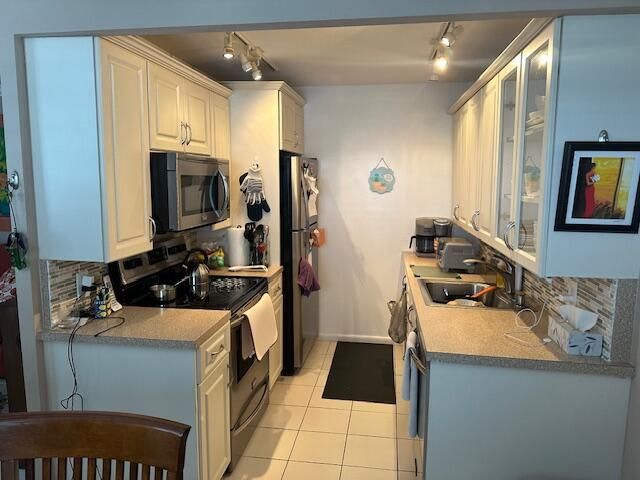 For Rent: $1,600 (2 beds, 1 baths, 880 Square Feet)