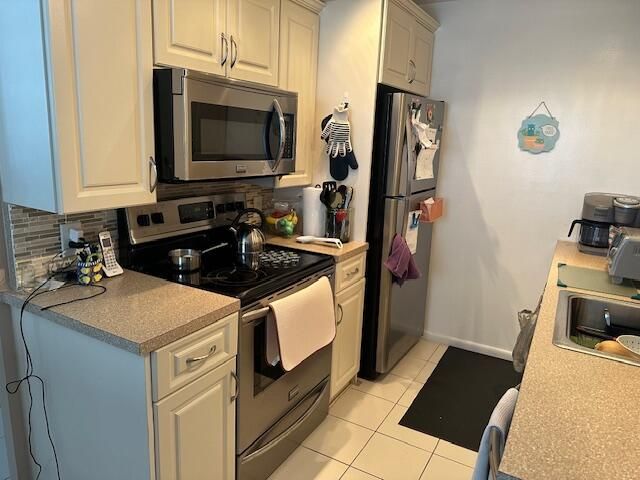 For Rent: $1,600 (2 beds, 1 baths, 880 Square Feet)