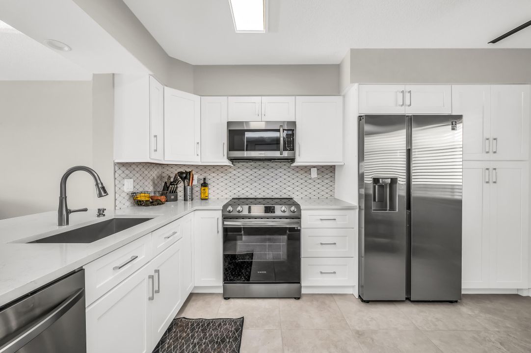 For Sale: $355,000 (2 beds, 2 baths, 1220 Square Feet)