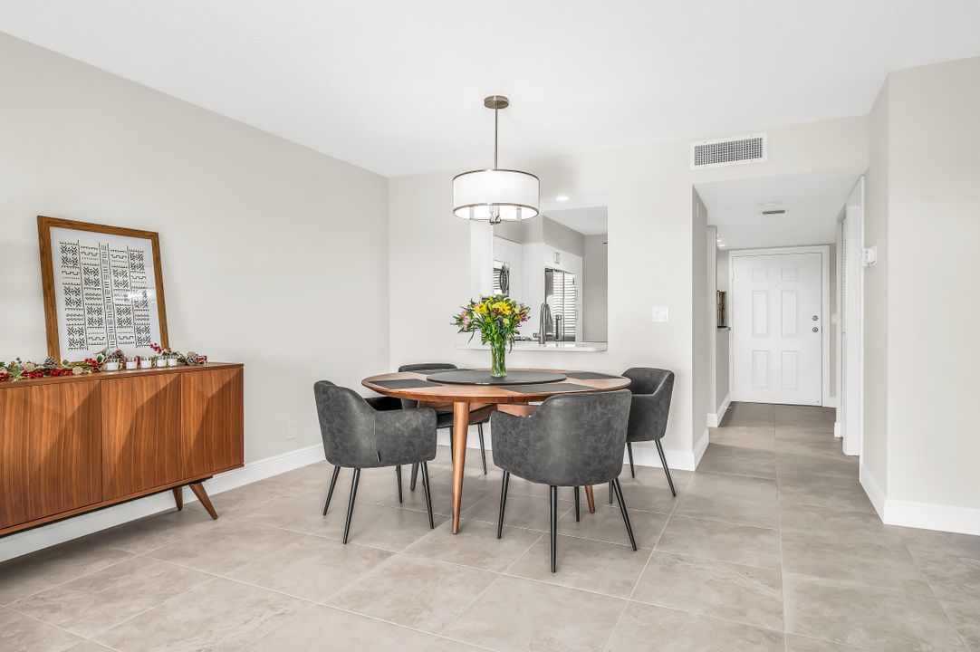 For Sale: $355,000 (2 beds, 2 baths, 1220 Square Feet)