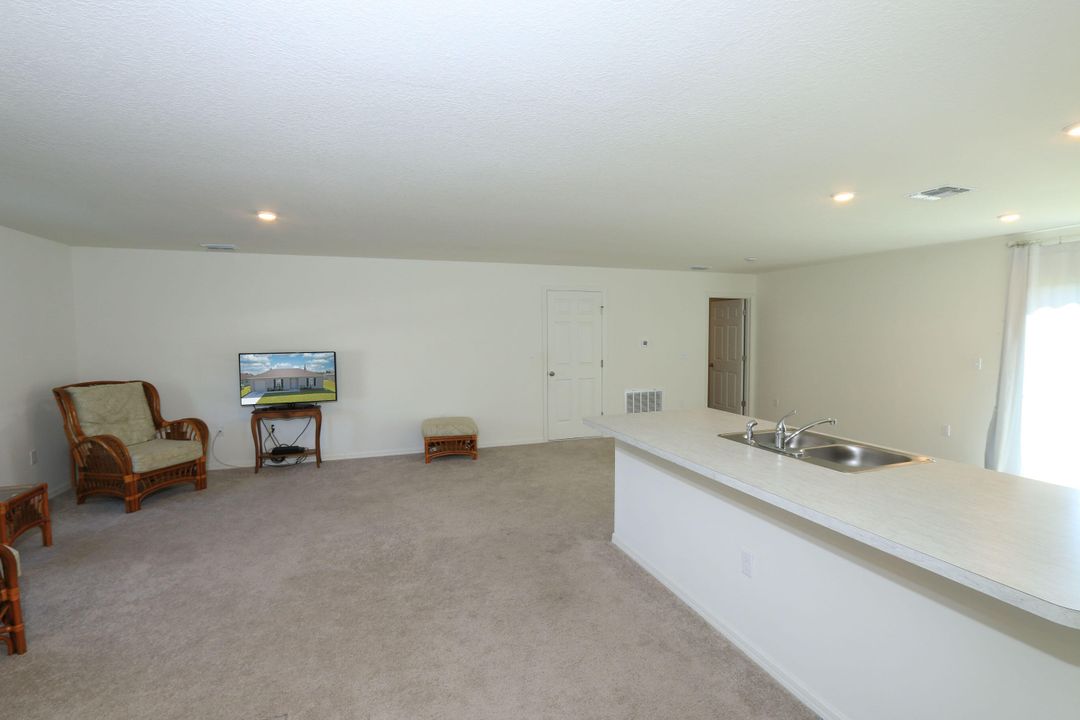 For Sale: $349,900 (2 beds, 2 baths, 1230 Square Feet)