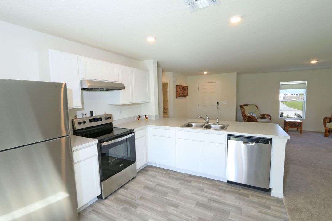 For Sale: $349,900 (2 beds, 2 baths, 1230 Square Feet)