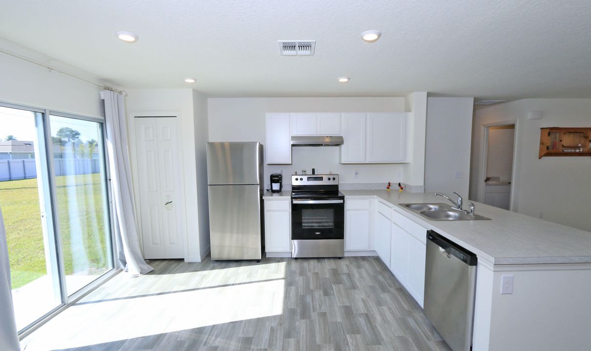 For Sale: $349,900 (2 beds, 2 baths, 1230 Square Feet)