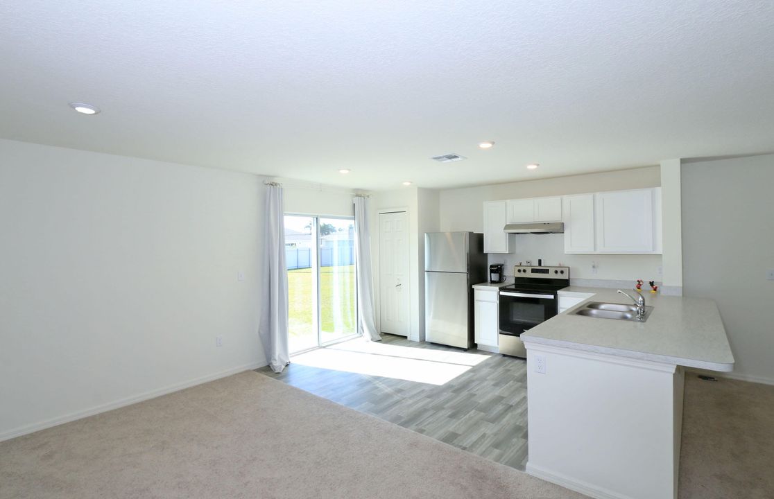 For Sale: $349,900 (2 beds, 2 baths, 1230 Square Feet)