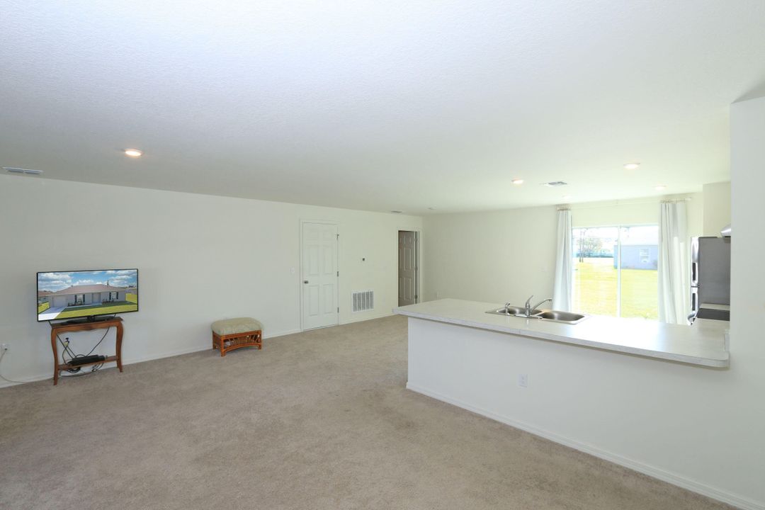 For Sale: $349,900 (2 beds, 2 baths, 1230 Square Feet)