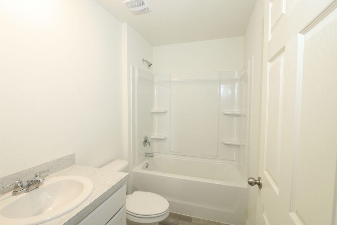 For Sale: $349,900 (2 beds, 2 baths, 1230 Square Feet)