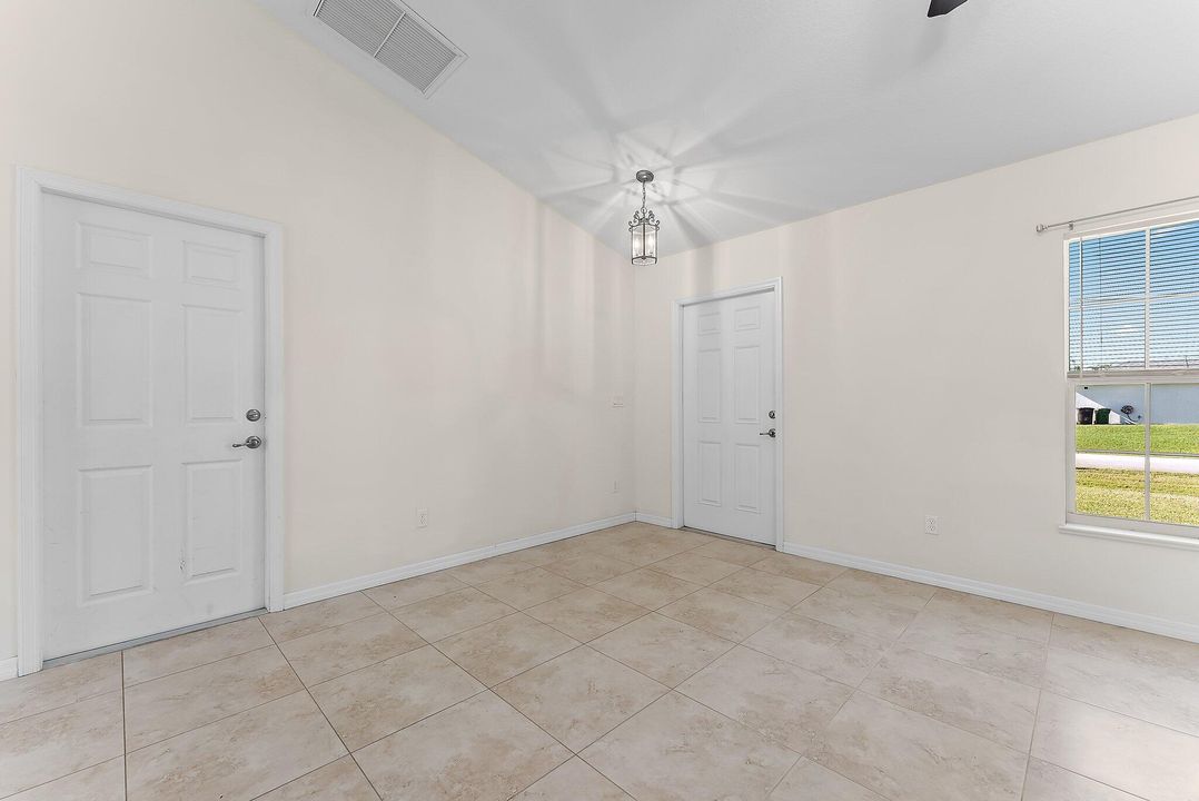 For Rent: $2,300 (3 beds, 2 baths, 1252 Square Feet)