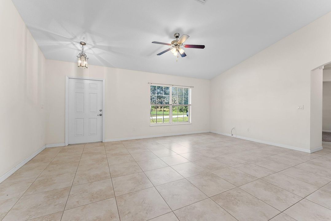 For Rent: $2,300 (3 beds, 2 baths, 1252 Square Feet)