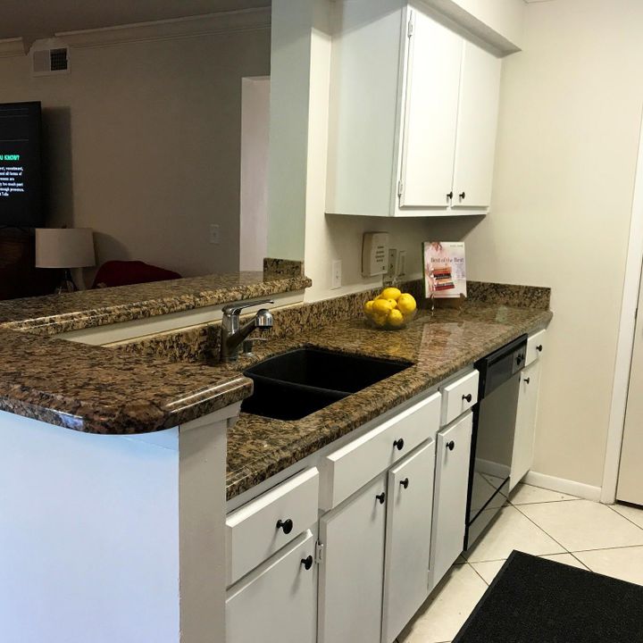 For Sale: $229,500 (2 beds, 2 baths, 884 Square Feet)