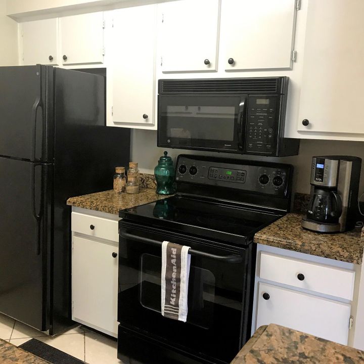 For Sale: $229,500 (2 beds, 2 baths, 884 Square Feet)