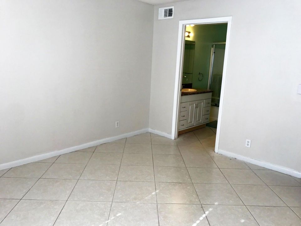 For Sale: $229,500 (2 beds, 2 baths, 884 Square Feet)