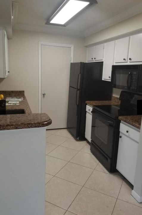 For Sale: $229,500 (2 beds, 2 baths, 884 Square Feet)