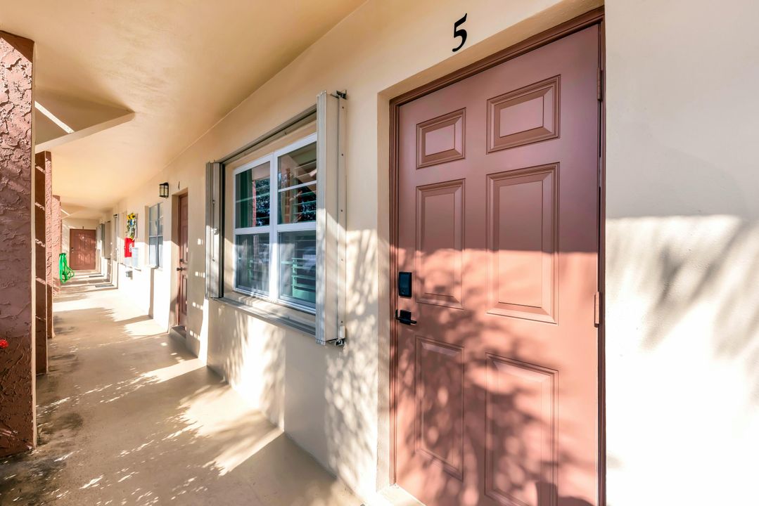 For Sale: $298,500 (2 beds, 1 baths, 820 Square Feet)