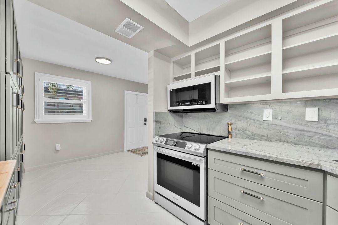 For Sale: $298,500 (2 beds, 1 baths, 820 Square Feet)