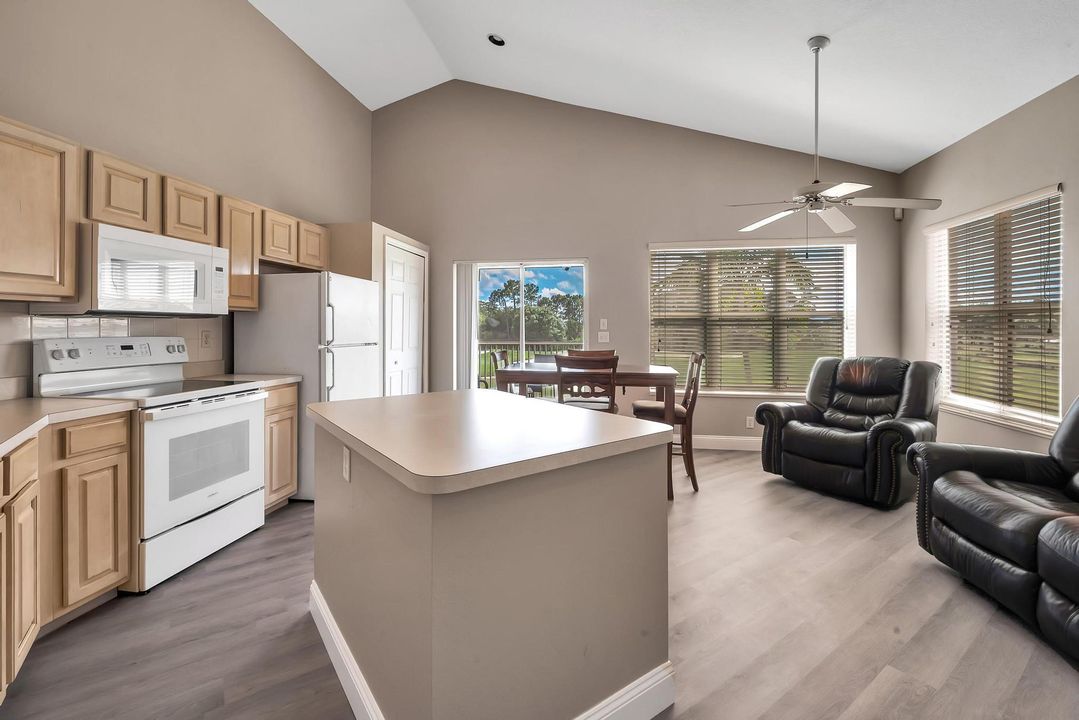 For Sale: $320,000 (2 beds, 2 baths, 1196 Square Feet)