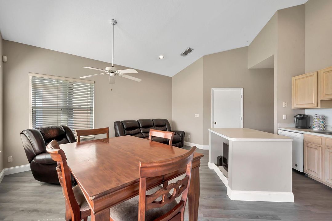 For Sale: $320,000 (2 beds, 2 baths, 1196 Square Feet)