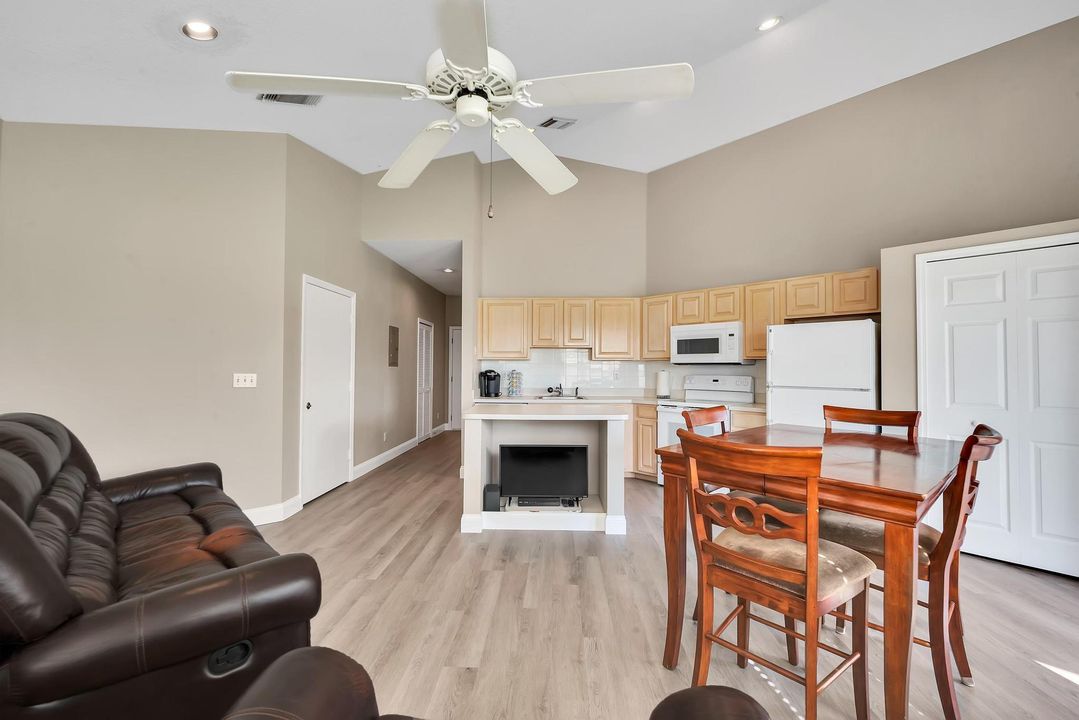 For Sale: $320,000 (2 beds, 2 baths, 1196 Square Feet)