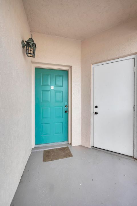 For Sale: $320,000 (2 beds, 2 baths, 1196 Square Feet)