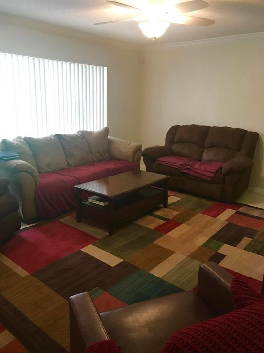 For Rent: $2,000 (2 beds, 2 baths, 884 Square Feet)