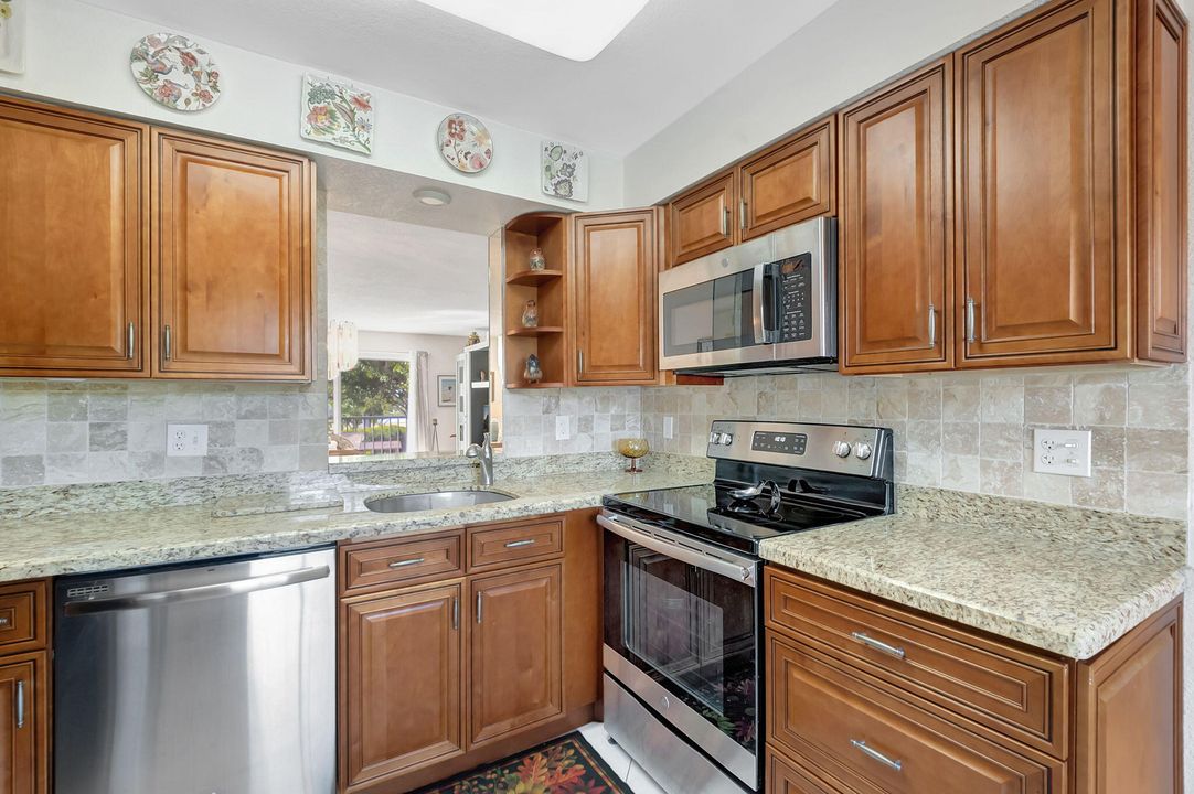 For Sale: $240,000 (2 beds, 2 baths, 1070 Square Feet)