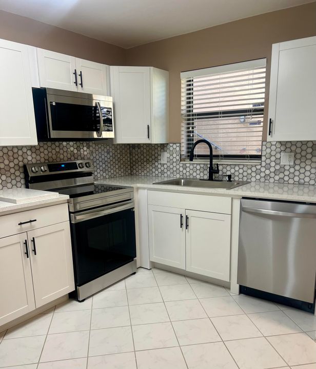 For Rent: $2,200 (2 beds, 2 baths, 1041 Square Feet)