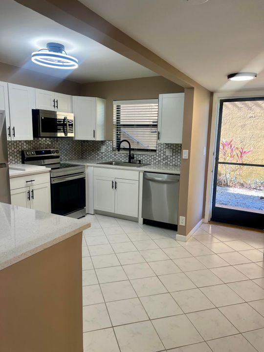 For Rent: $2,200 (2 beds, 2 baths, 1041 Square Feet)