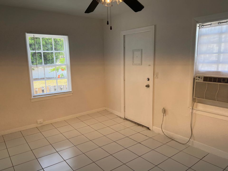 For Rent: $1,700 (1 beds, 1 baths, 700 Square Feet)