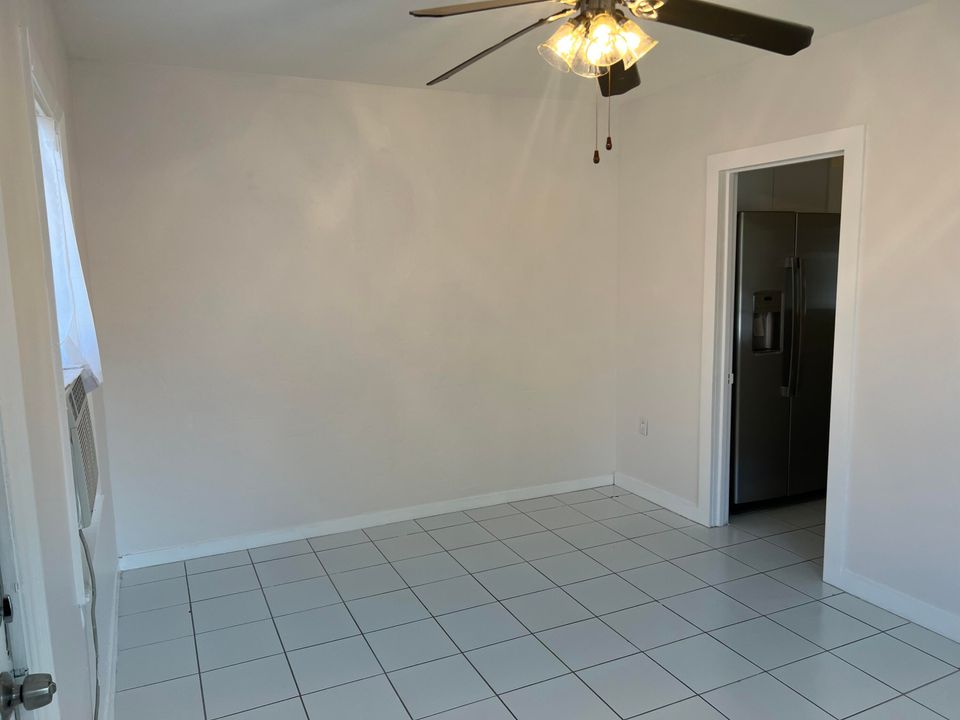 For Rent: $1,700 (1 beds, 1 baths, 700 Square Feet)